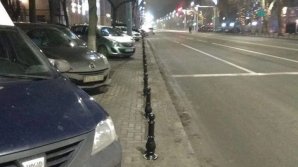 Антипарковочные столбы не помогли, водители так же паркуются на проспекте Штефана чел Маре