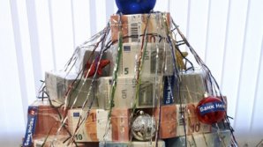 В банке в Екатеринбурге установили елку за два миллиона евро