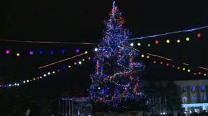 В Унгенах зажгли огни на новогодней елке