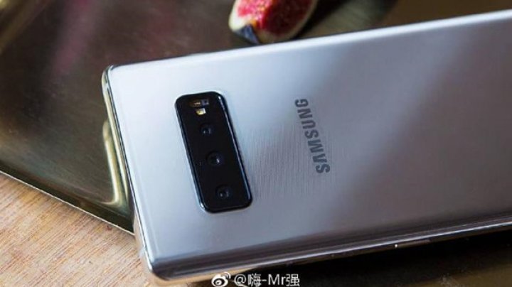 Samsung Galaxy S10 показали на "живом" фото