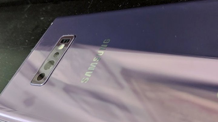 Samsung Galaxy S10 показали на "живом" фото