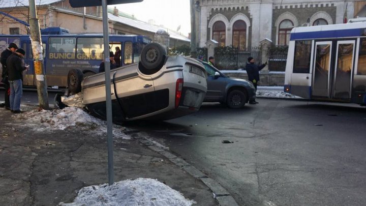 Страшная авария в центре столицы: один автомобиль перевернулся (фото)