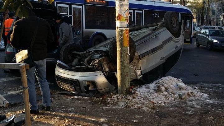 Страшная авария в центре столицы: один автомобиль перевернулся (фото)