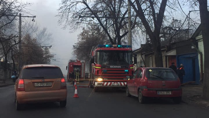 На столичной улице Букурешть загорелся частный дом