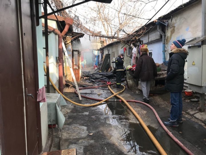 На столичной улице Букурешть загорелся частный дом