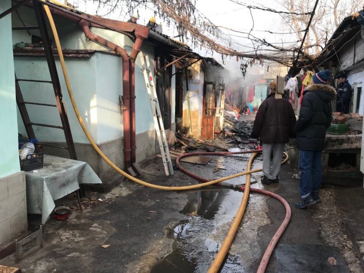 На столичной улице Букурешть загорелся частный дом