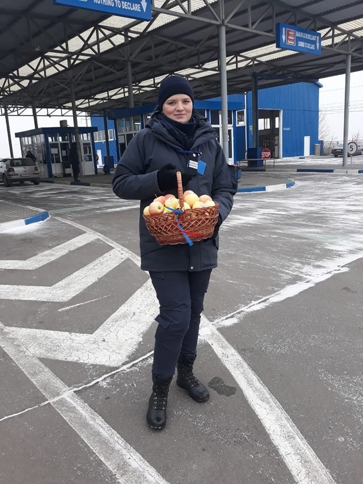 На границе, прибывающих в Молдову, угощают яблоками