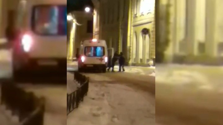 Пьяный мужчина напал на бригаду скорой помощи в Петербурге (видео)