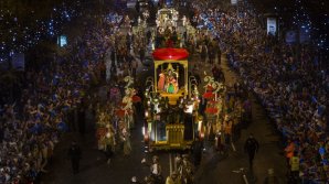 Десятки тысяч жителей Мадрида вышли на парад в канун Крещения