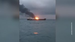 Пострадавших от пожара в Керченском проливе не могут доставить на берег из-за погоды