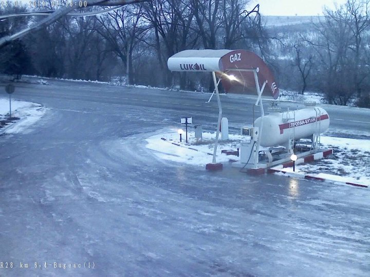 Ситуация в стране: Три трассы закрыты для крупнотоннажного транспорта, свыше 450 единиц спецтехники работают (фото)