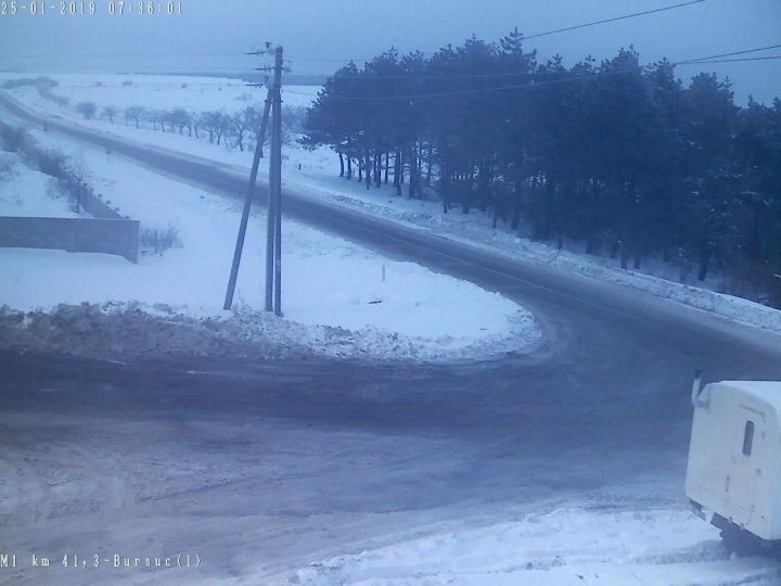 Ситуация в стране: Три трассы закрыты для крупнотоннажного транспорта, свыше 450 единиц спецтехники работают (фото)