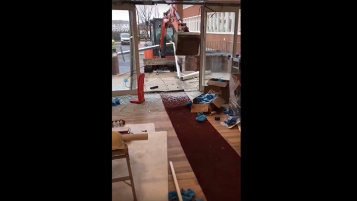 В Англии рабочий нашел способ отомстить за задержку зарплаты (видео)