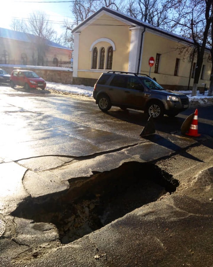 В центре столицы на дороге образовалась глубокая яма