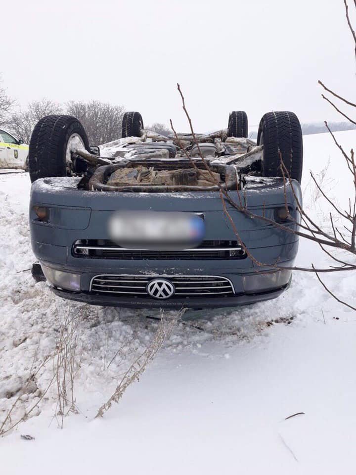 В Шолданештах водитель чудом остался жив после того, как его автомобиль перевернулся