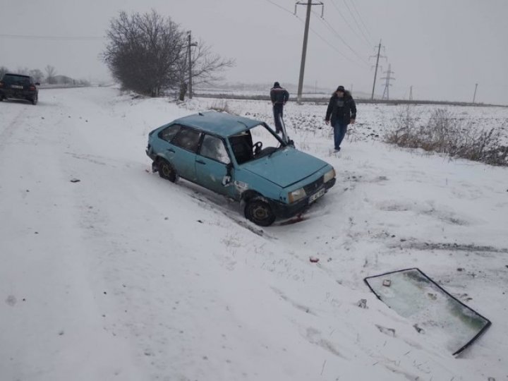 Две машины соскользнули с дороги в Рышканском районе