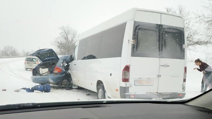 Микроавтобус, полный пассажиров, попал в аварию вблизи села Киперчены (фото)