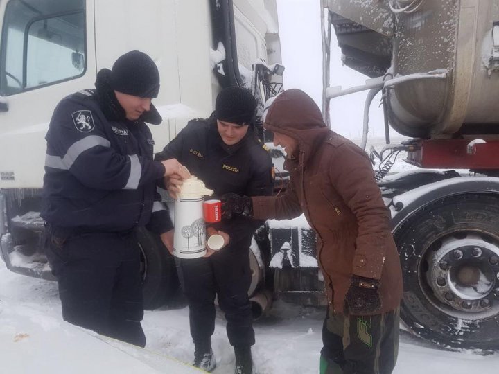 Патрульные инспекторы угощают водителей горячим чаем (фото)