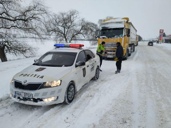 Патрульные инспекторы угощают водителей горячим чаем (фото)