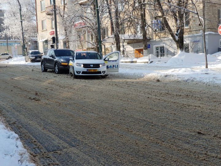 ДТП в центре столицы: Porsche сильно пострадал от машины такси