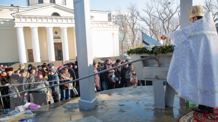 Православные христиане отмечают праздник Крещение (фото)