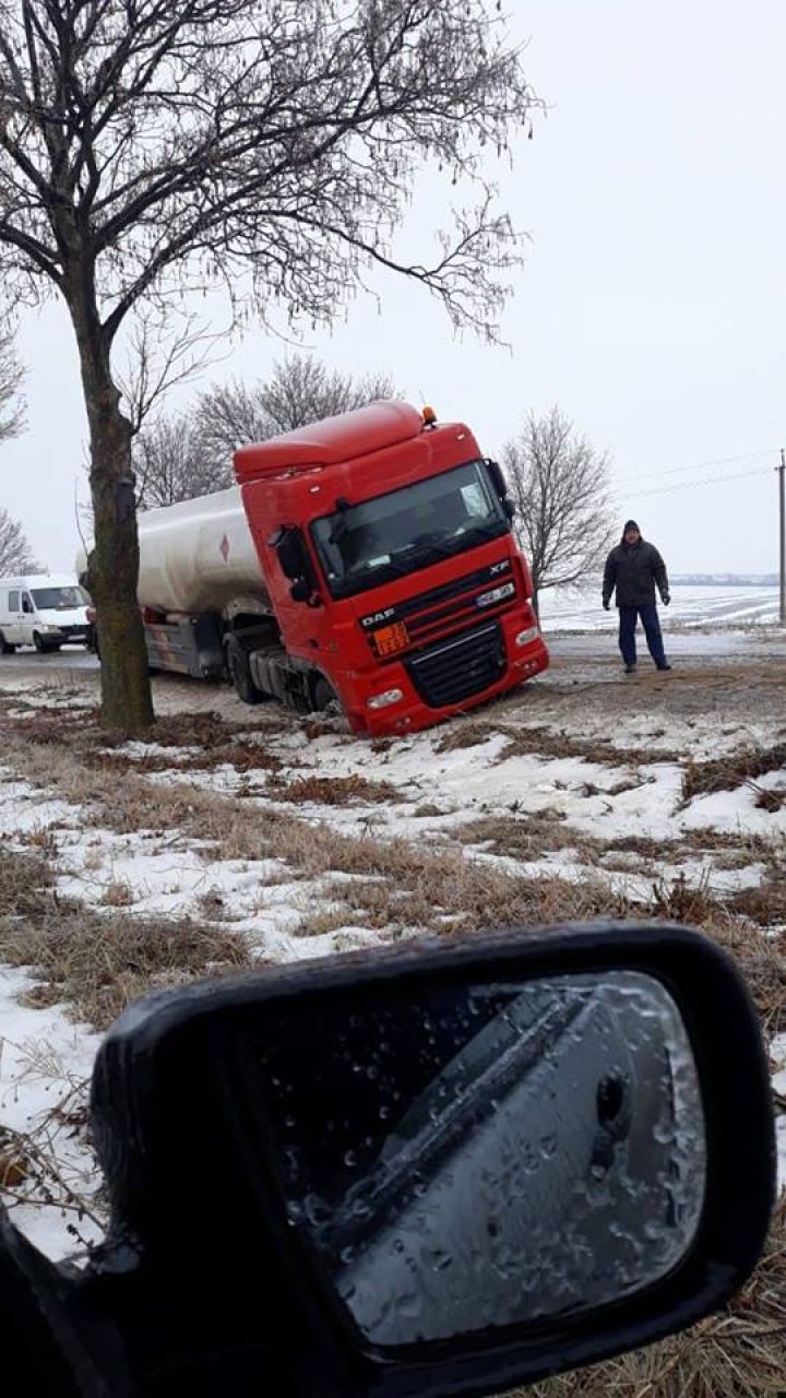 На трассе Кагул-Джурджулешты из-за гололеда занесло шесть машин (видео)