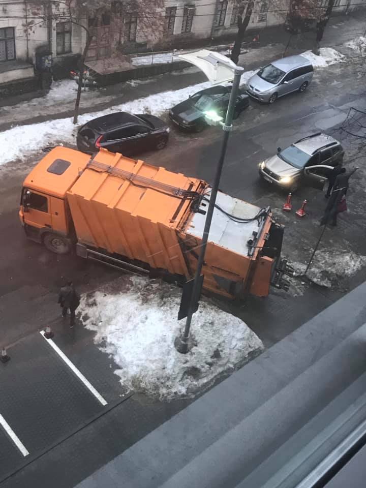 В центре столицы мусоровоз провалился в яму на дороге
