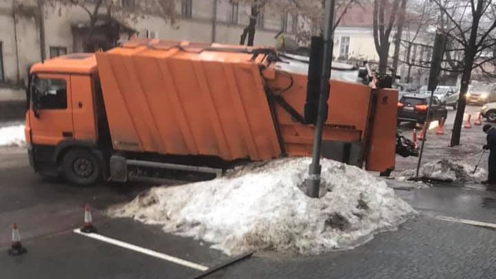 В центре столицы мусоровоз провалился в яму на дороге