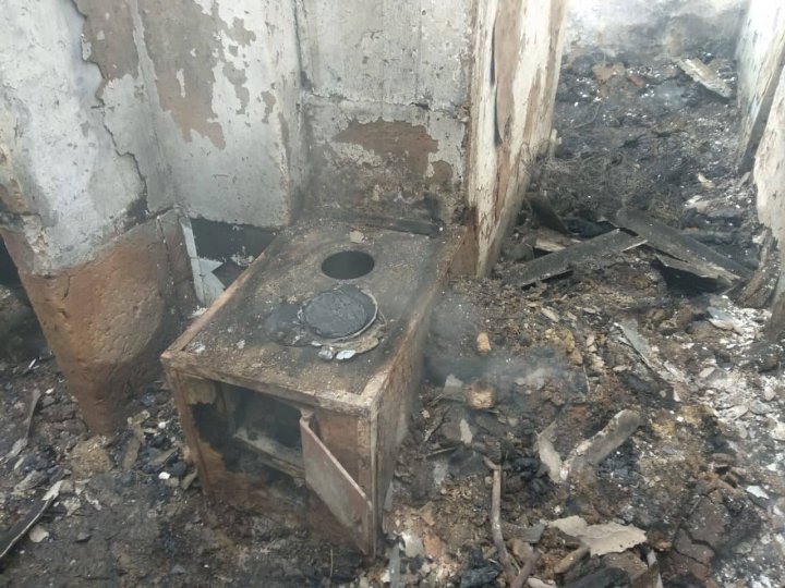 В Леовском районе три человека, среди которых 10-летний ребенок, заживо сгорели в собственном доме