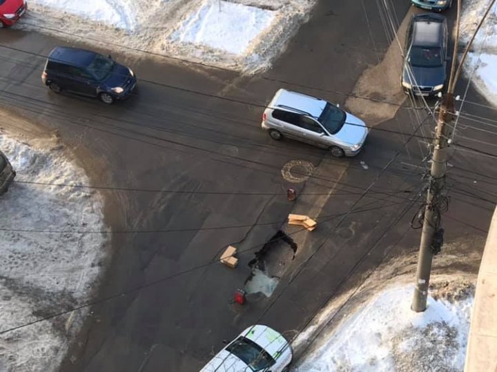 В центре столицы на дороге образовалась глубокая яма