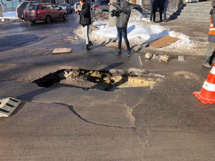 В центре столицы на дороге образовалась глубокая яма