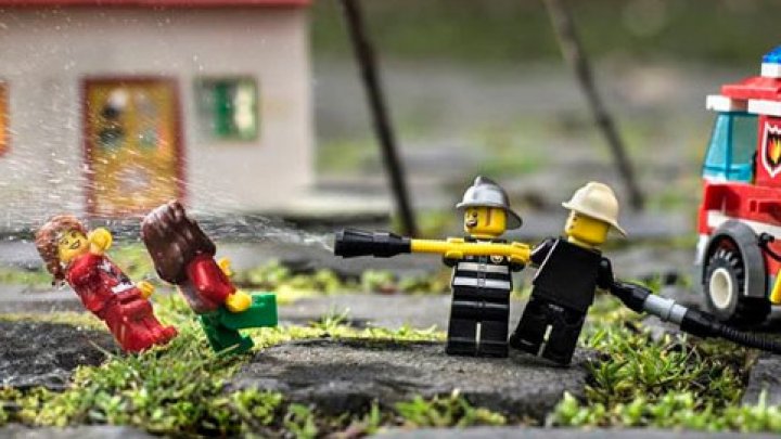 Фотограф создает удивительные иллюстрации с фигурками LEGO