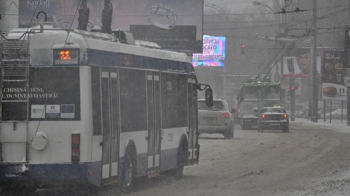 Непогода в столице: автобусы сокращены, движение троллейбусов может быть приостановлено