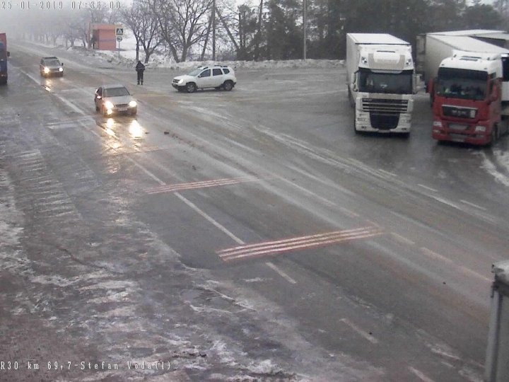 Ситуация в стране: Три трассы закрыты для крупнотоннажного транспорта, свыше 450 единиц спецтехники работают (фото)