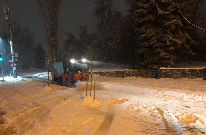 Власти принимают срочные меры по расчистке трасс и дорог