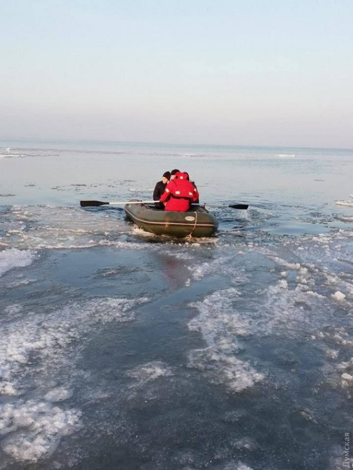 В Одесской области спасли подростков, которые дрейфовали на льдине