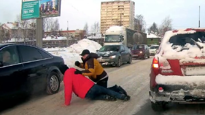 Дорожный конфликт превратился в драку водителей в Петрозаводске (видео)