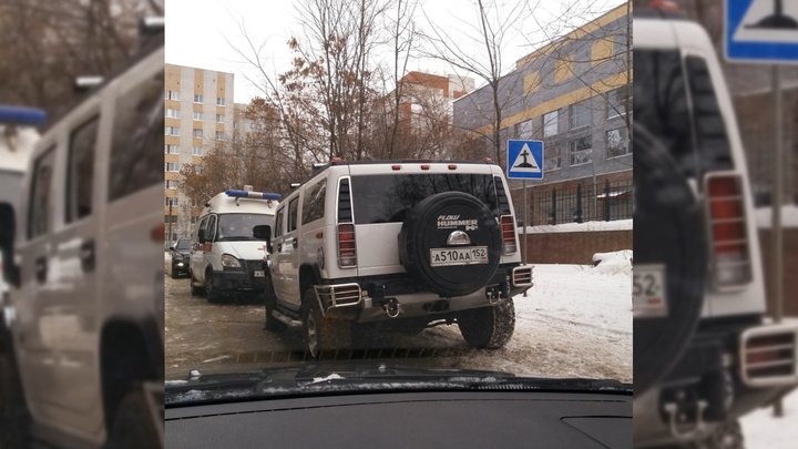 Пьяный нижегородский бизнесмен "Хаммером" перегородил дорогу скорой помощи