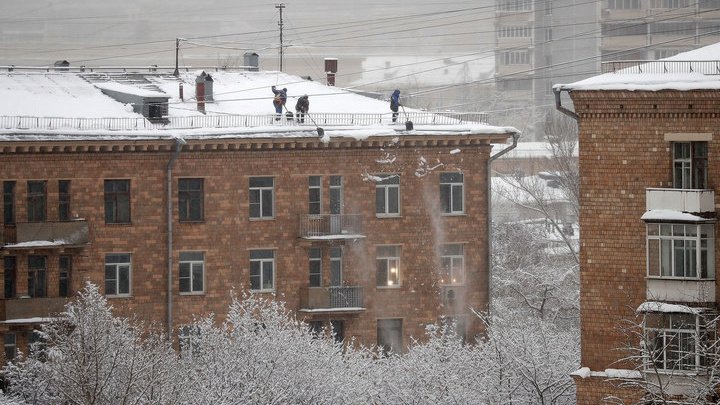 В центре Москвы на прохожего упала глыба льда