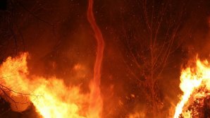 На юго-западе Австралии запечатлели огненный торнадо