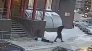 Выпавшая с 26 этажа девушка чуть не убила прохожего (видео 21+)