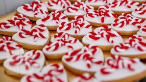 В столице пекут съедобные мэрцишоры в преддверии начала весны (фоторепортаж)