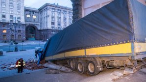 В самом центре Киева перевернулся грузовик с кирпичами