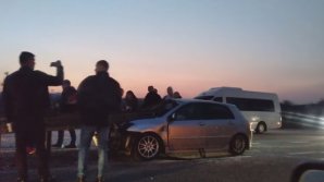 Серьезная авария вблизи Магдачешт: автомобиль врезался в ограждение (видео)