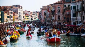 В Венеции проходит парад гондол