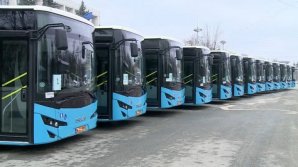 25 новых автобусов, которые выведут на маршруты, представили на центральной площади Кишинева