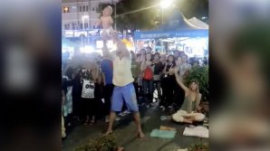 В Малайзии задержали жонглировавших ребенком россиян