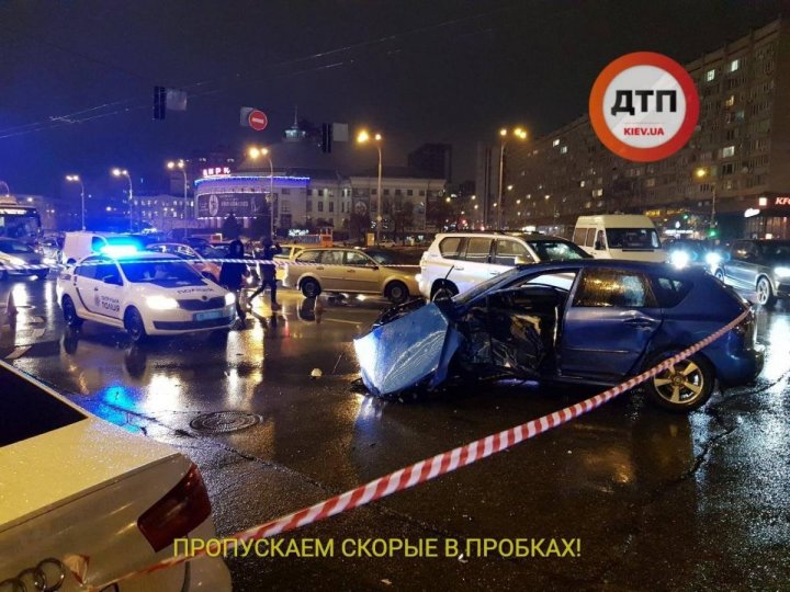 В Киеве неадекватный водитель протаранил четыре автомобиля, погибла девушка (фото/видео) 