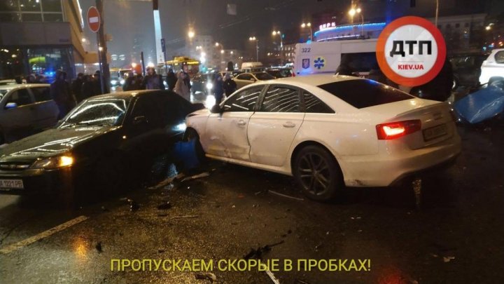 В Киеве неадекватный водитель протаранил четыре автомобиля, погибла девушка (фото/видео) 
