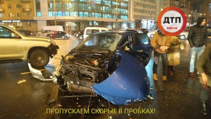 В Киеве неадекватный водитель протаранил четыре автомобиля, погибла девушка (фото/видео) 